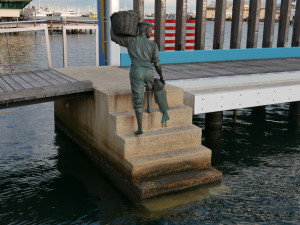 ハーバーの彫像