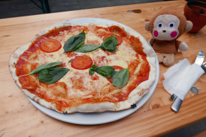モッツァレラ＆トマトのピザ