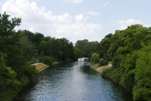 ラントヴェーア運河と遊覧船