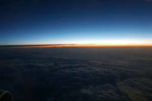 飛行機の窓から夜明けの雲海