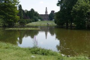 センピオーネ公園の池から城を望む