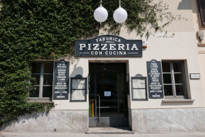 ポルタティチネーゼ河岸通りのピザ屋2
