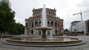 旧オペラ座の前の噴水