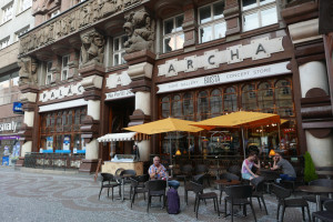 街角のカフェ