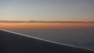 飛行機の窓から夕方の雲海