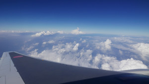 飛行機の窓から昼の雲海