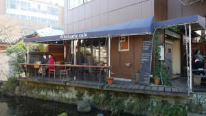08川沿いのカフェ